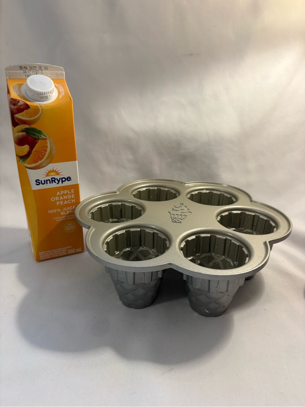 Nordic Ware- 6 ice cream cone cupcake pan